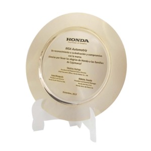 Plato recordatorio dorado