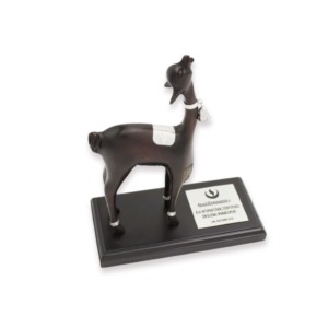 Vicuña Tallada en Madera con Detalles de Plata