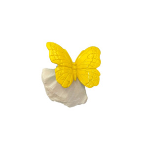 Mariposa Amarilla sobre Piedra de Huamanga - Resina