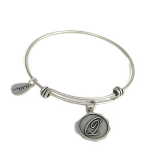 Pulsera Plateada con Dije Inicial -Q-