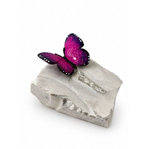 Mariposa Fucsia sobre Piedra de Huamanga Chico - Resina